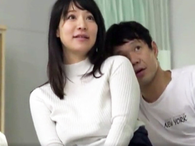「ダメ‥声出ちゃうっ」父親に隠れてこっそり母子セックスを楽しむ変態親子