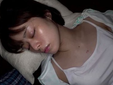 大手会社の受付嬢をしている元陸上部の姉を夜這い！びしょ濡れまんこを突きまくり精子種付け