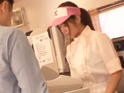 ファーストフード店でバイト中の美少女店員が外に出たところを襲って種付け中出しする強姦魔
