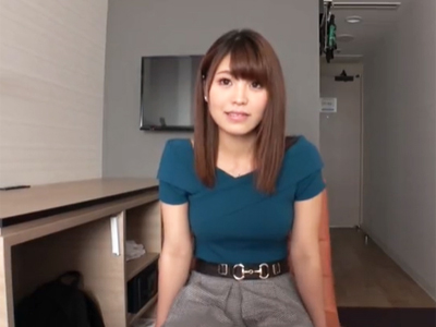 笑顔がかわいいお姉さんが敏感で気持ちよさそうに喘ぎまくる顔射ハメ
