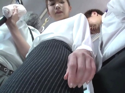 ミニスカOLがバスで狙われ痴漢→汗だくムラムラになって反撃に出た痴女がお掃除フェラまでｗｗｗ