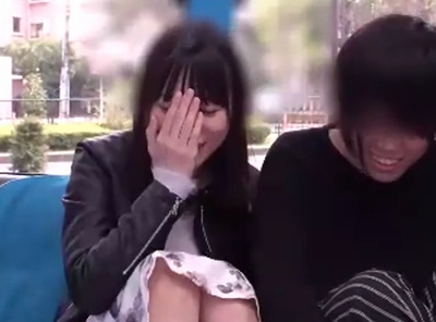 彼女なら彼氏のちんぽがわかるはず！照れながらも懸命に探す彼女が寝取られ中出しの罰ゲームにｗ