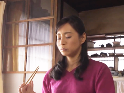 「ダメ‥父さん帰ってくるわよ！」イイ感じの熟れ具合の母をレ●プする息子