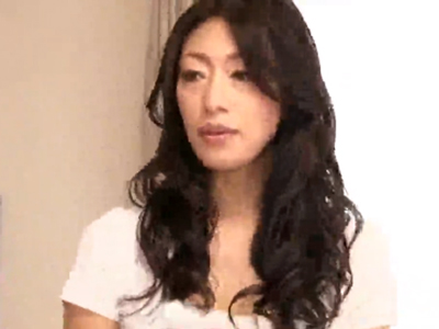 「もう我慢できないわ…」乳首がビンビンに立ってしまうほど興奮した巨乳妻が夜這いハメ