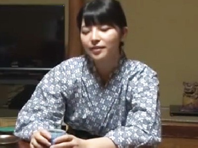 「ちょっと何してんの…」旅館で部下と相部屋になり襲われてハメっちゃうOL