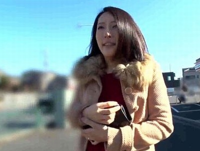 お金を借りてた奥さまを狙ってナンパ♡　謝礼をエサに簡単GET♡美人妻の綺麗なカラダをたっぷり味わって中出し