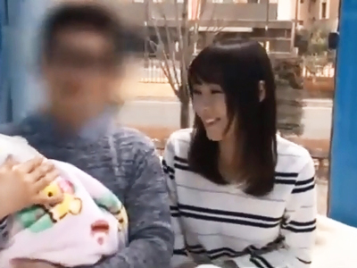 子供同伴にも関わらず旦那の目の前で他人ちんぽに中出しされる変態人妻！