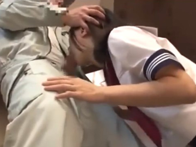 お留守番中のセーラー服ロリJKの小さなお口にデカマラぶち込み正気を失わせてパイパンマンコに中出し