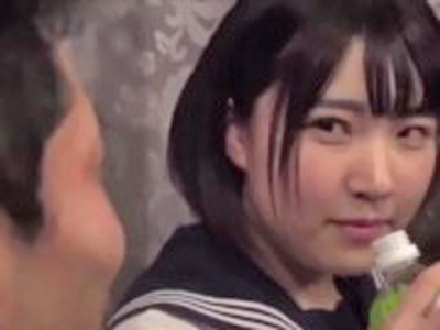 夜行バスで乗り合わせた美少女ＪＫが積極的に跨り狭い空間で興奮SEX