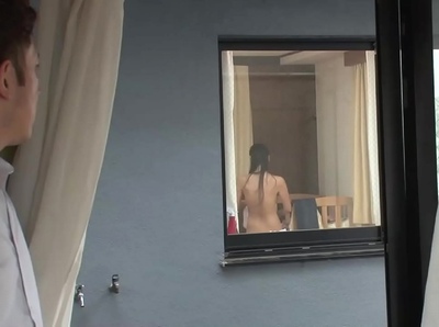 向かいの部屋に住む人妻からまさかの誘い！？わざと生着替えで見せてくる痴女とのラッキーハメ