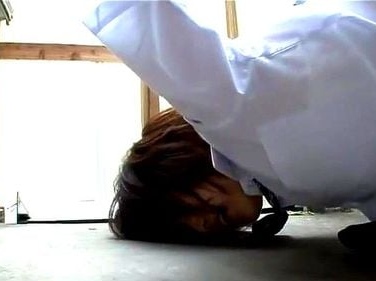突然2人組の男に襲われ手錠で拘束…鍵は膣内に隠されてしまう♡