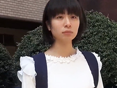 真っ白な細身ボディーの美少女がストーカーに狙われて自宅でレイプされちゃう