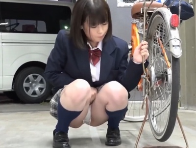 恥ずかしがりながらも自分からパンツ見せてくるＪＫに誘われて…
